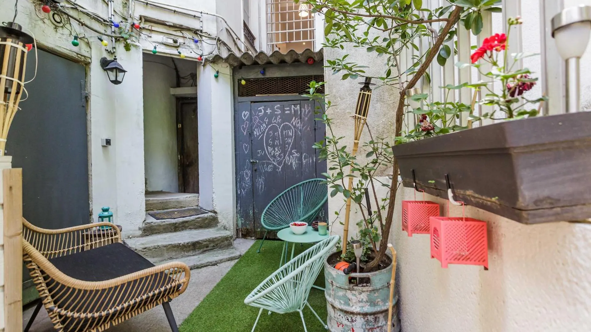 Lägenhet Comme Une Maison A Paris Frankrike